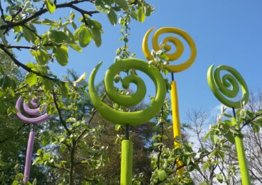 bunte Spiralen ragen gen HImmel