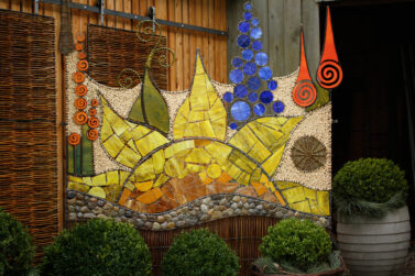 Sichtschutz mit großer Sonne, orangen Spiralen und blauen bubbles