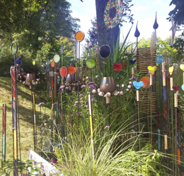 Metall-Gartenstecker mit buntem runden oder herzförmigen Glas