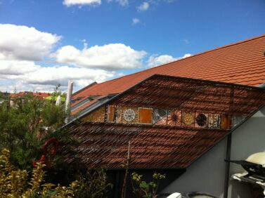 Individuell angefertigter Sichtschutz auf Balkon