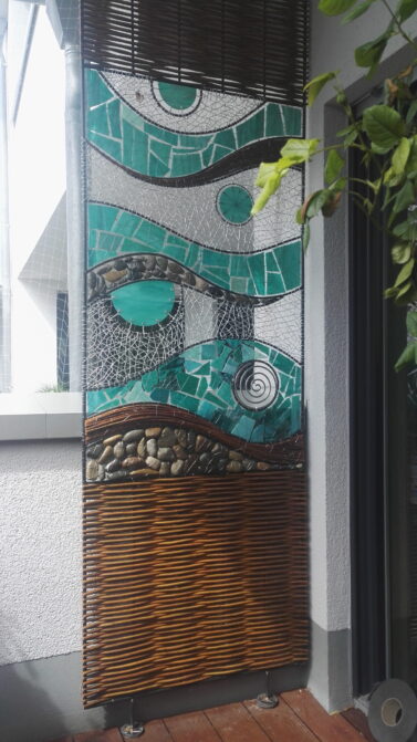 hellblau und brauner Balkon-Sichtschutz aus Metall, Glas, Draht und Weide