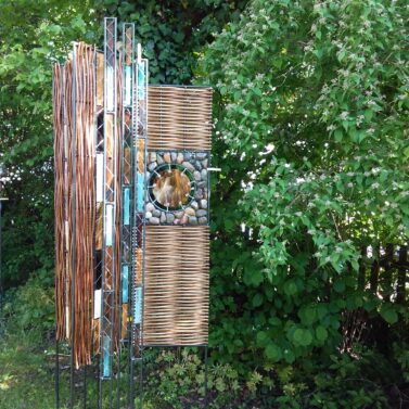 Naturobjekt aus Metall, Glas, Weide, Steine